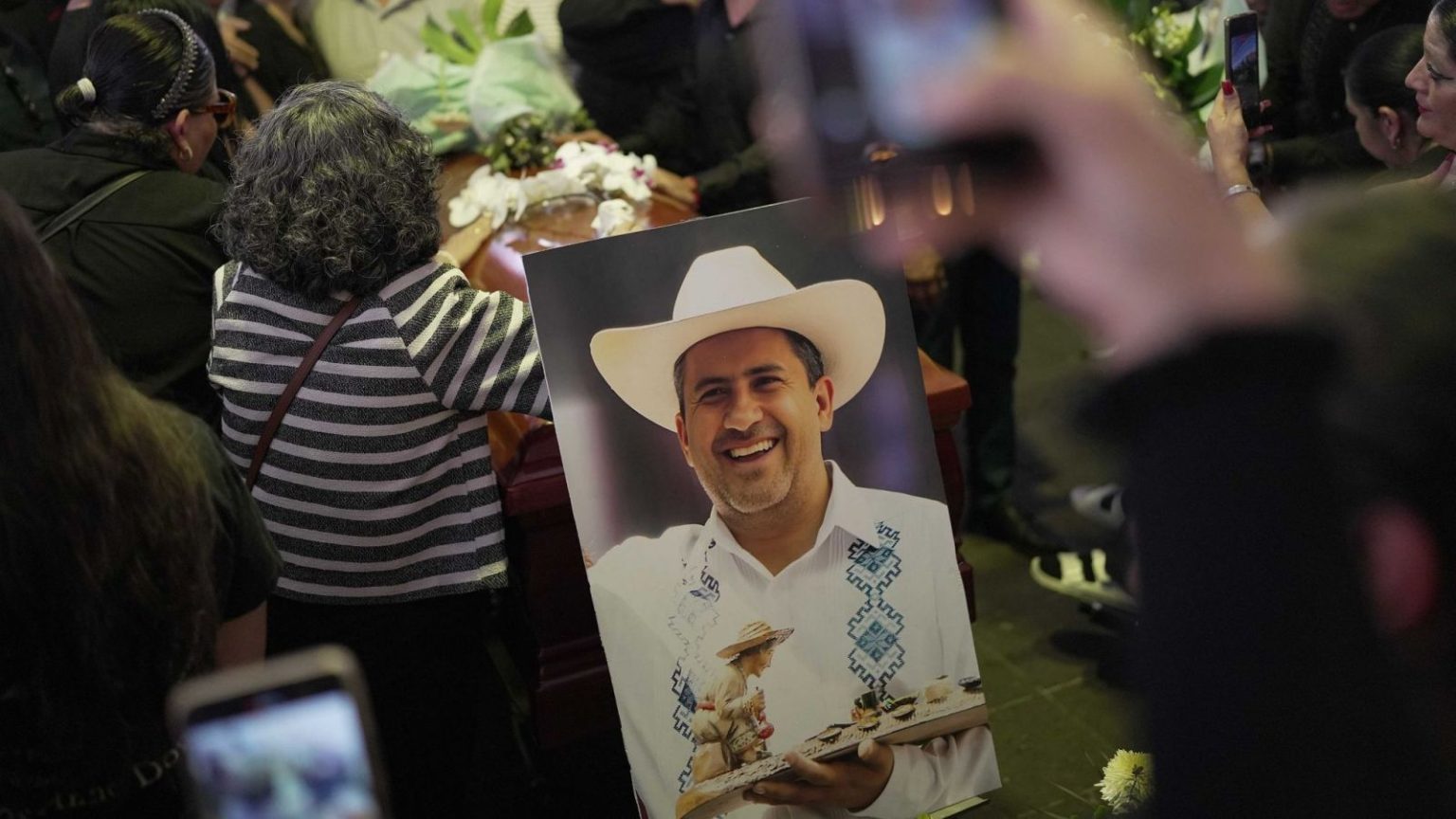 Asesinan a alcalde de México en medio de festejos por el Día de Muertos
