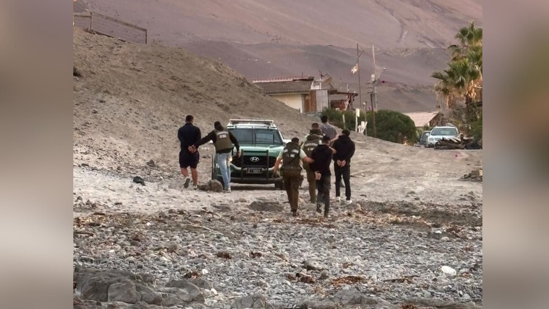 IQUIQUE | Detiene a cuatro sujetos por robar dos camionetas en sector de Playa Blanca