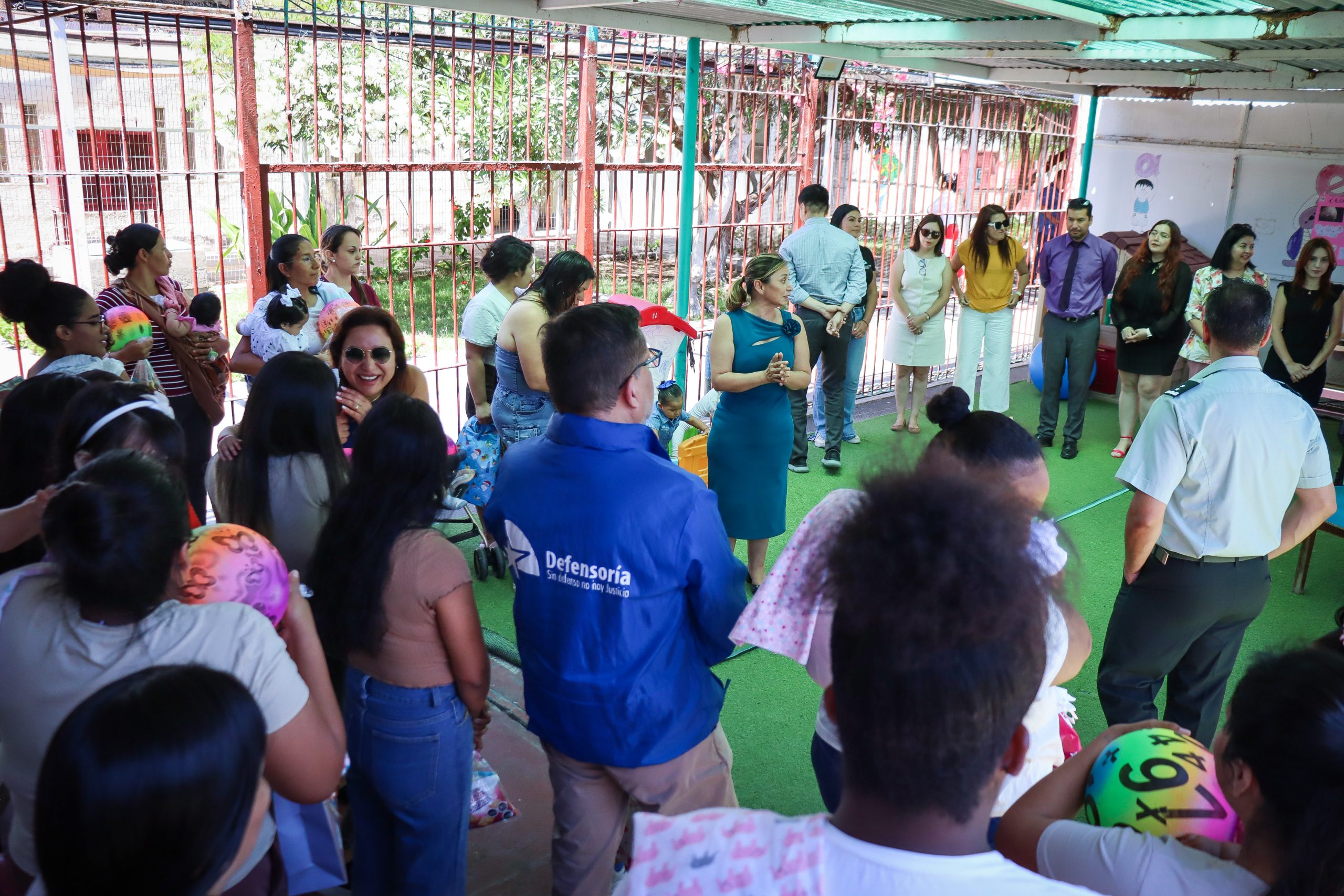 Defensoría Penal Pública entrega regalos a bebés que viven con sus madres en la Cárcel de Mujeres de Iquique