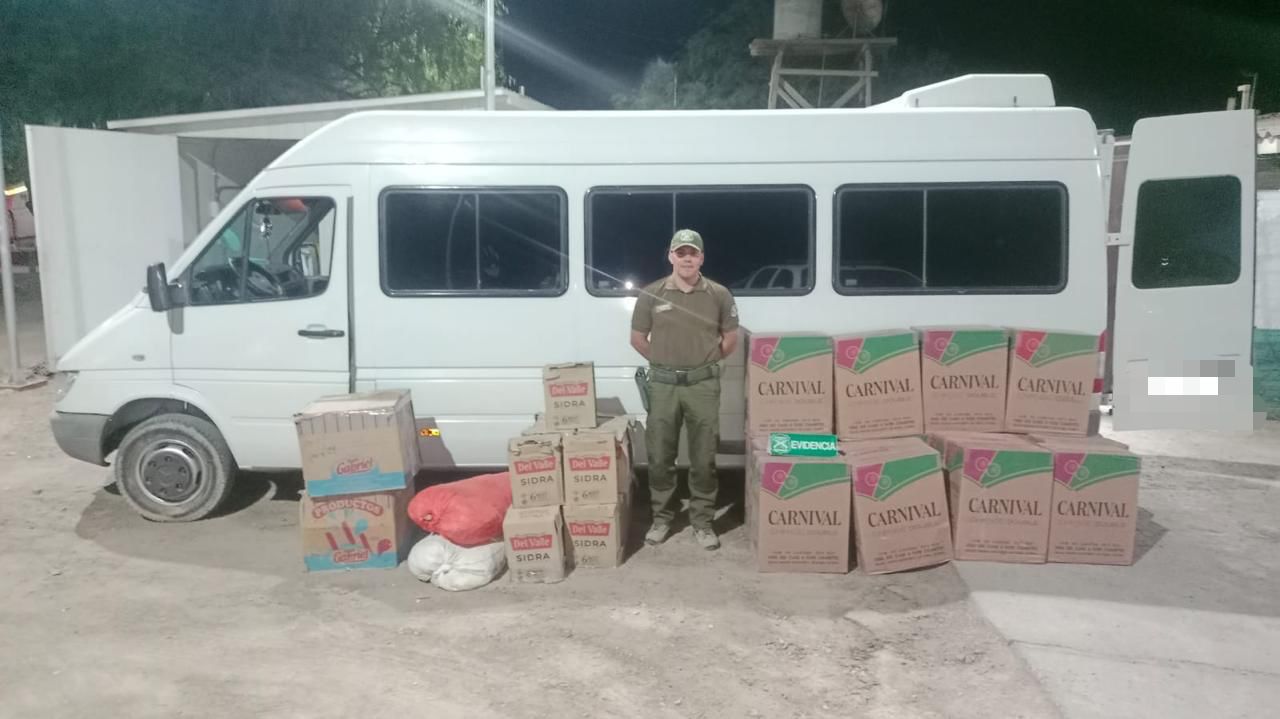 Dos detenidos por contrabando de cigarrillos y vehículo en procedimiento policial en Quillagua