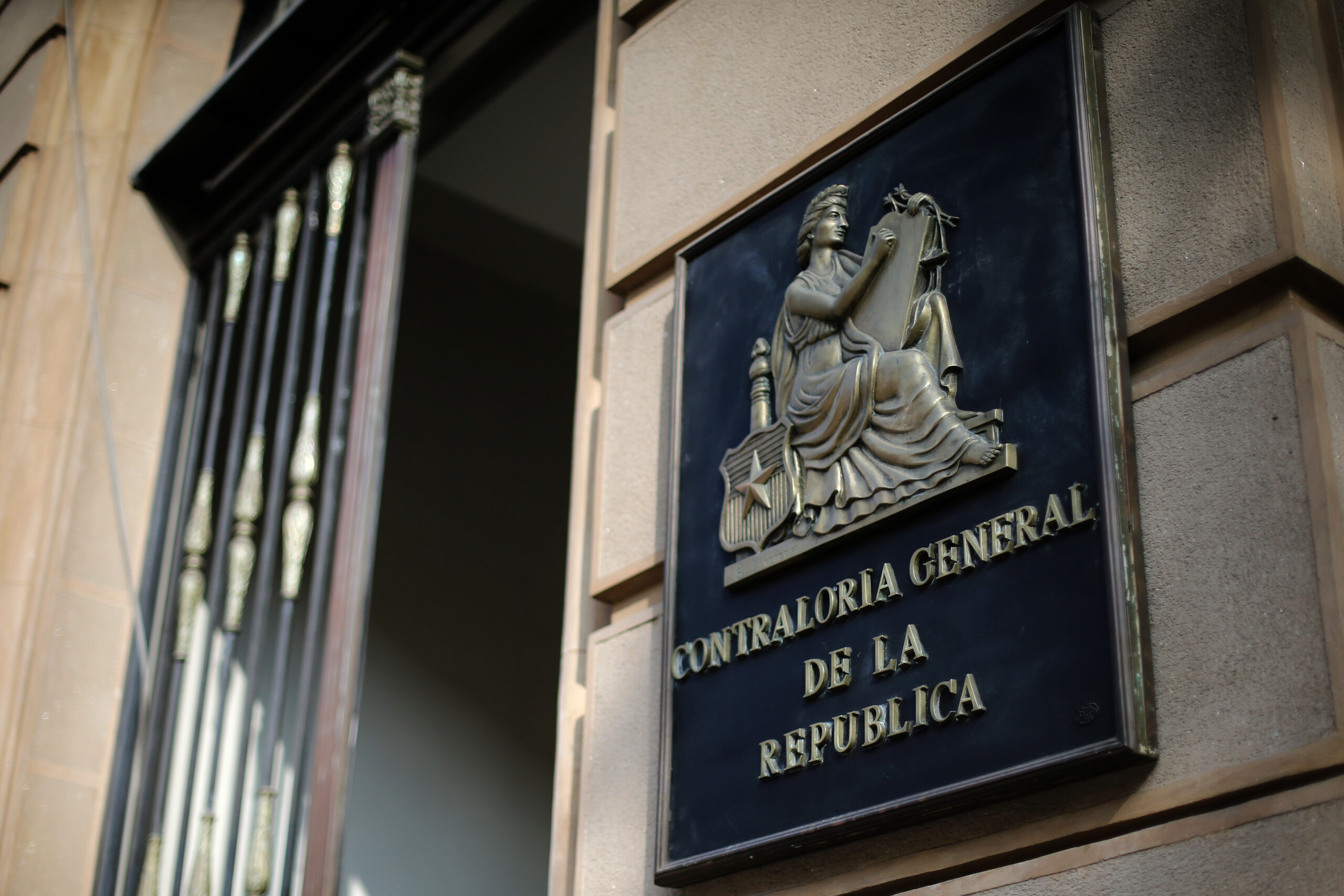 Contraloría revela que 1.681 personas con antecedentes penales realizaron empeños de bienes por más de $1.500 millones