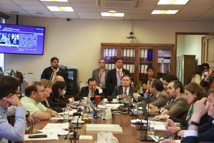 Comisión de Hacienda aprobó en general el proyecto que otorga un reajuste de las remuneraciones del sector público