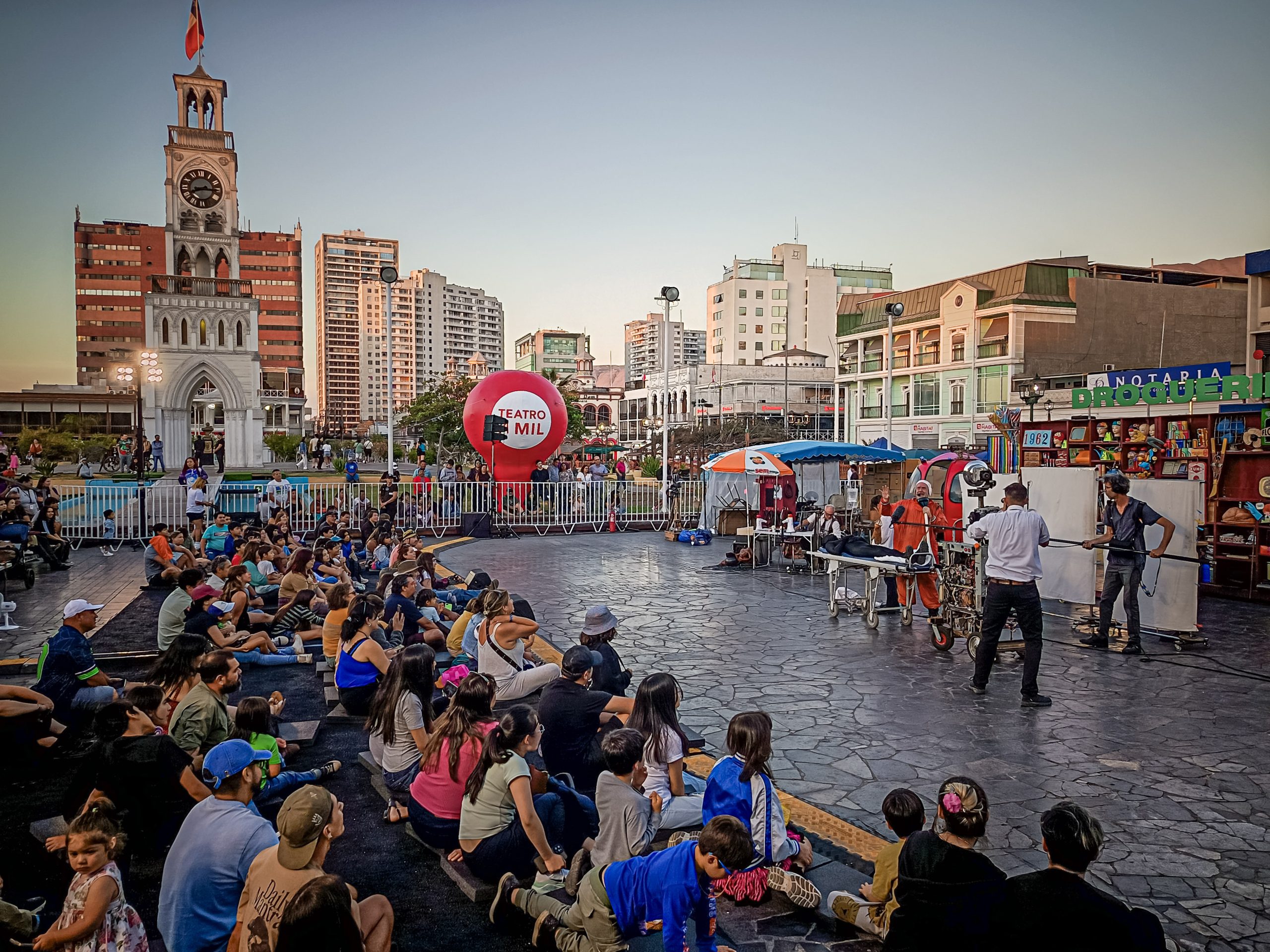 Plaza Prat de Iquique se llenó de magia con el espectáculo “Apesanteur” de la compañía francesa Royal de Luxe
