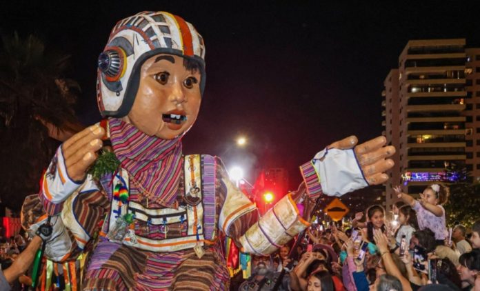 Más de 20 mil personas se congregaron en la costanera de Iquique para ver el pasacalle “El Gigante y los niños Wara Wara”