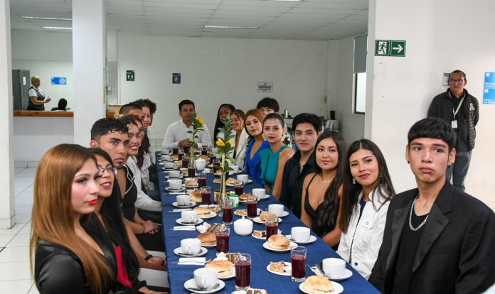 Autoridades comparten desayuno de camaradería con concursantes a reyes y reinas y representantes de comparsas que participan en Carnaval de Alto Hospicio