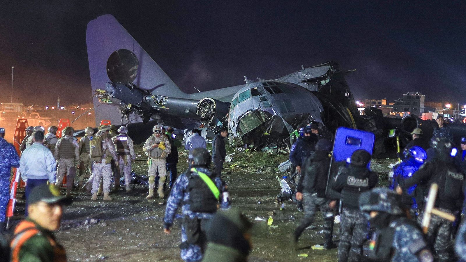 Sube a 22 los fallecidos tras accidente de avión militar cargado con dinero en Bolivia