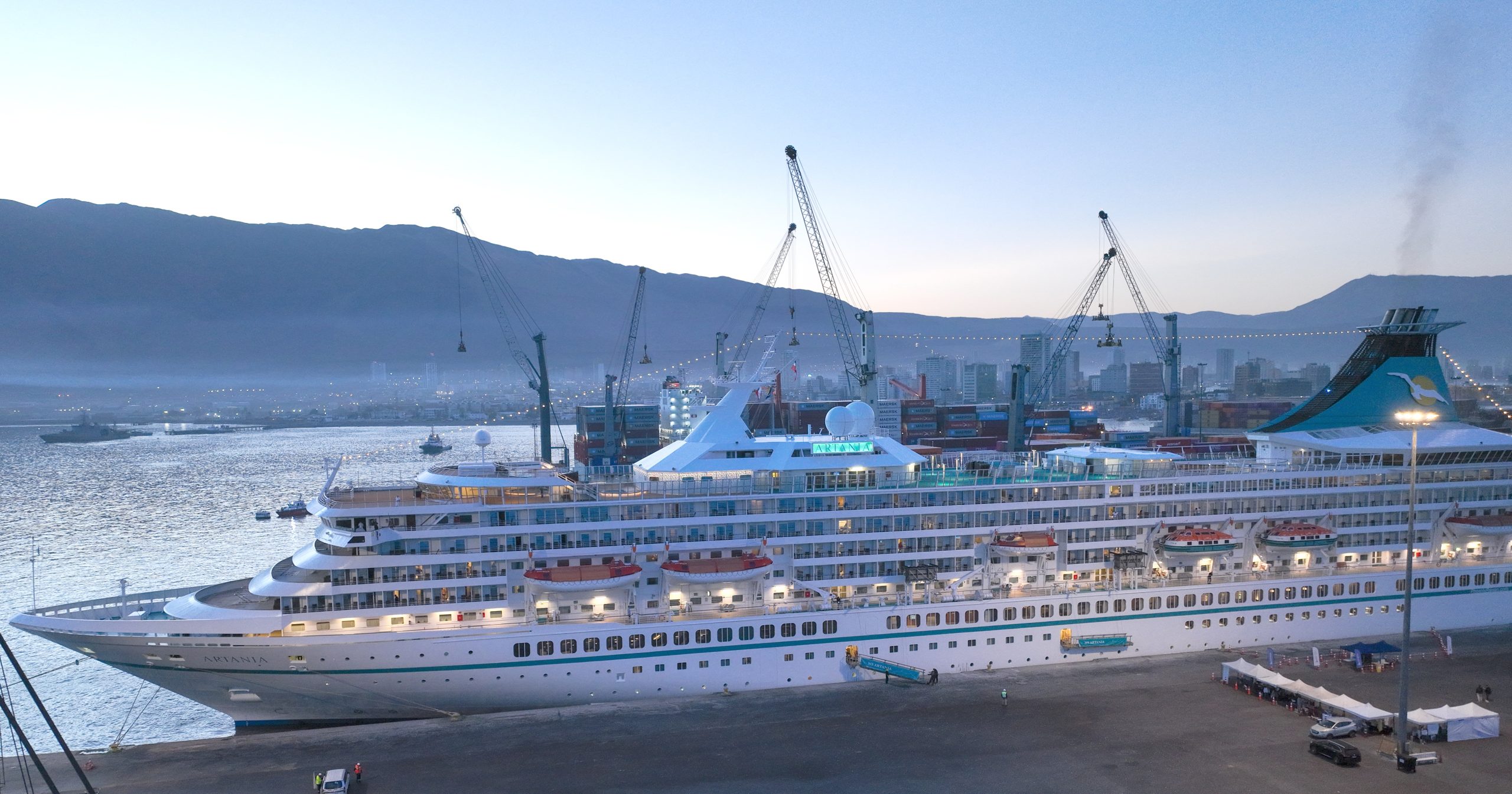 Crucero Artania arriba al Puerto de Iquique con 1.500 personas a bordo