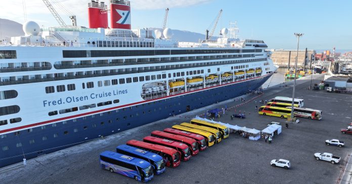 Puerto de Iquique recibe por primera vez al crucero Borealis con más de 1.700 pasajeros