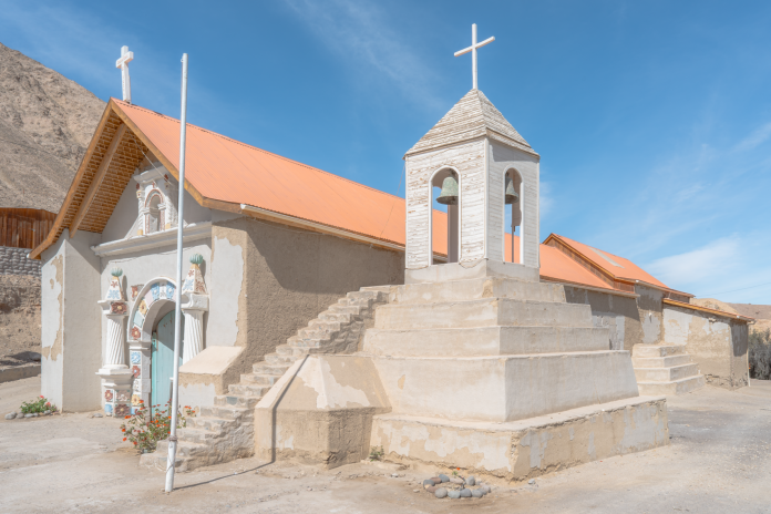 "Resiliencia en piedra" | Lanzan libro que rescata el proceso de reconstrucción patrimonial de iglesias andinas de Tarapacá
