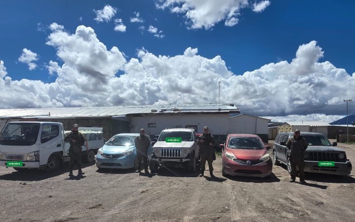 Detienen a seis bolivianos por contrabando de vehículos en Colchane