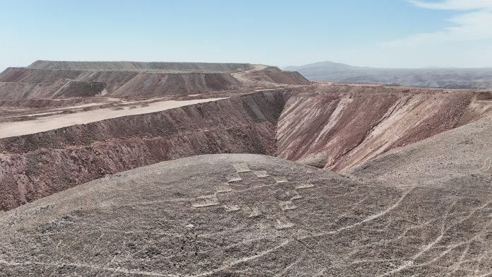 Geoglifos de Cerro Negro amenazados o parcialmente destruidos por la Minería, Región de Tarapacá.