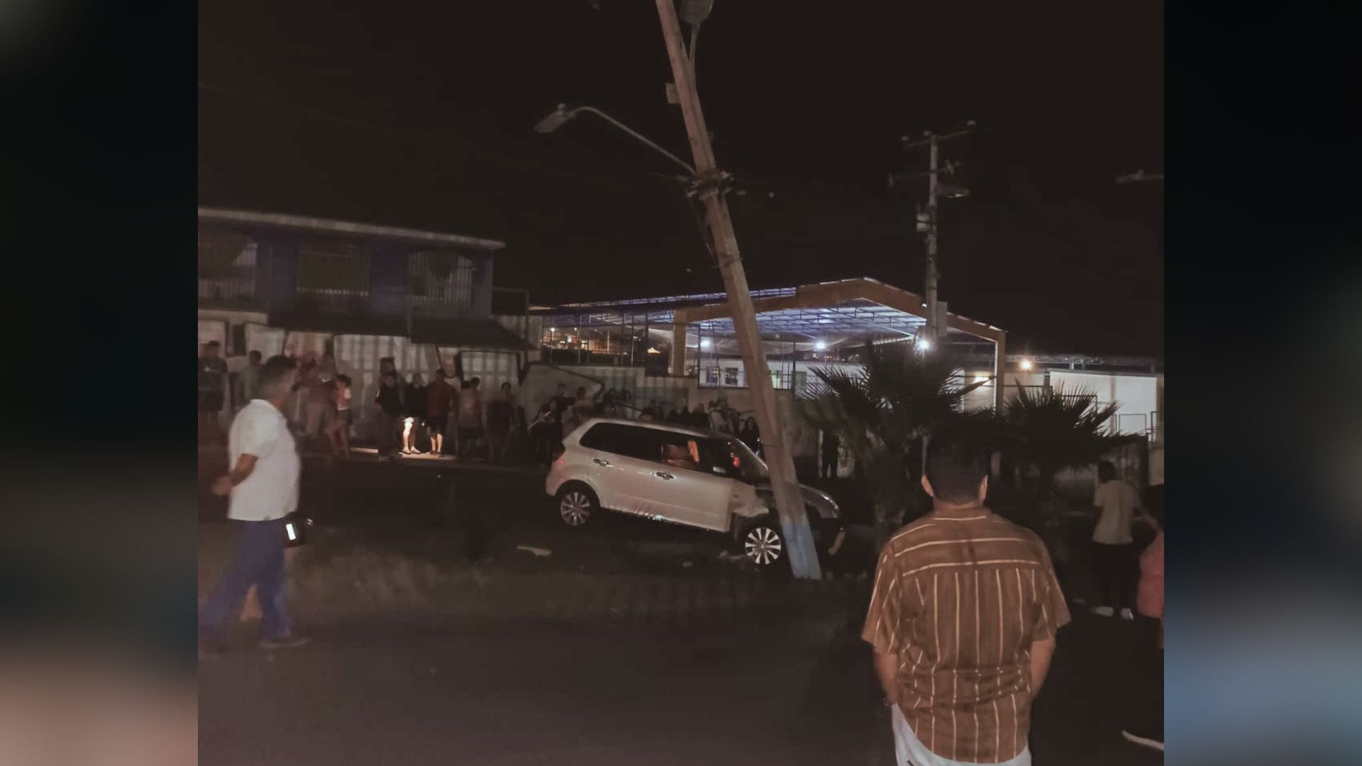 Vehículo chocó con poste y dejó sin electricidad a 32 mil personas en Iquique