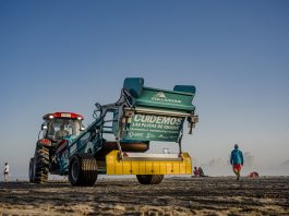 Collahuasi incorpora nueva máquina barredora para reforzar limpieza de playas en Iquique