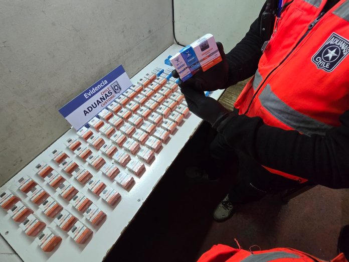 Aduanas intercepta 109 frascos de esteroides ocultos en cabina de camión