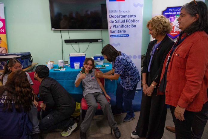 Autoridades refuerzan llamado a vacunarse contra la influenza durante operativo en escuela de Iquique