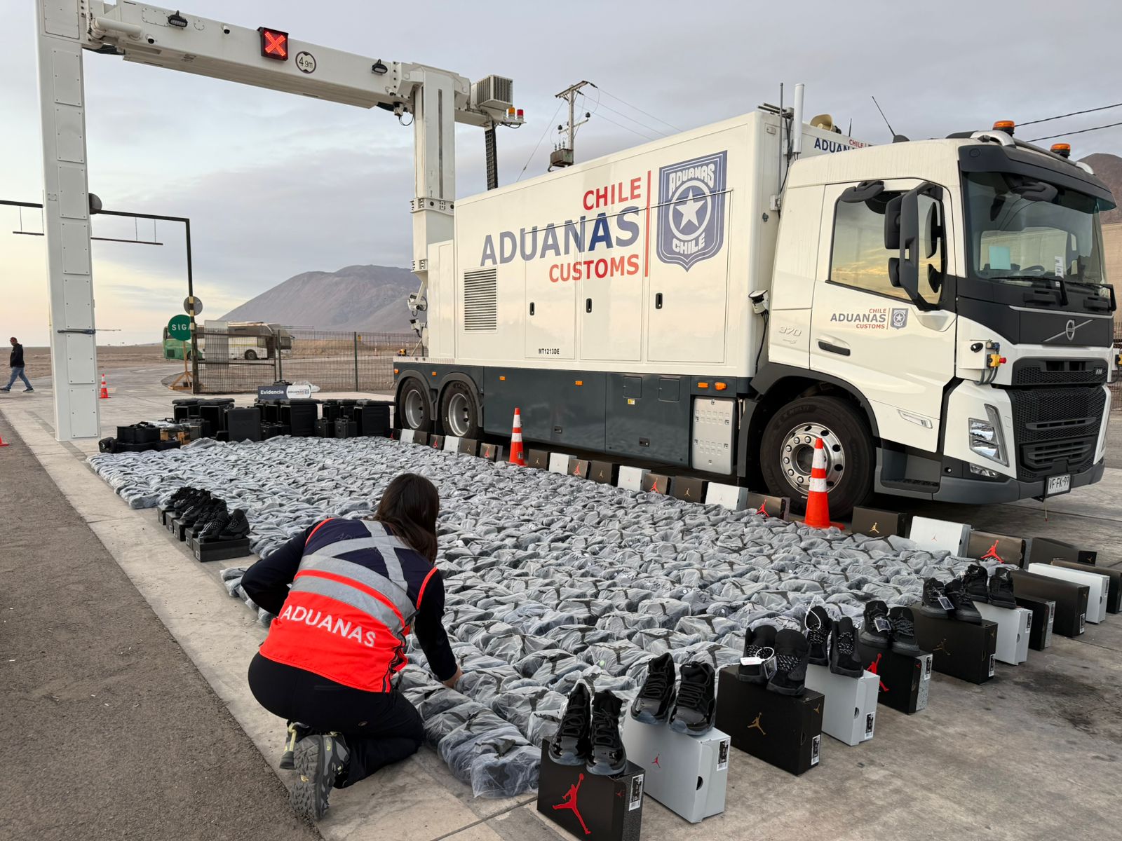 Camiones escáner detectan millonarios contrabandos de ropa, zapatillas y bebidas en avanzadas El Loa y Quillagua