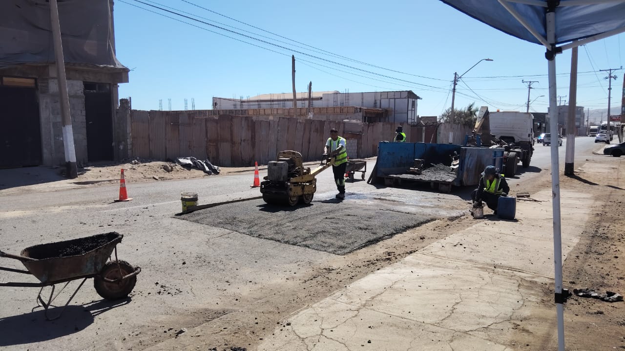 Municipio de Alto Hospicio continúa obras de bacheo y demarcación vial en distintos sectores