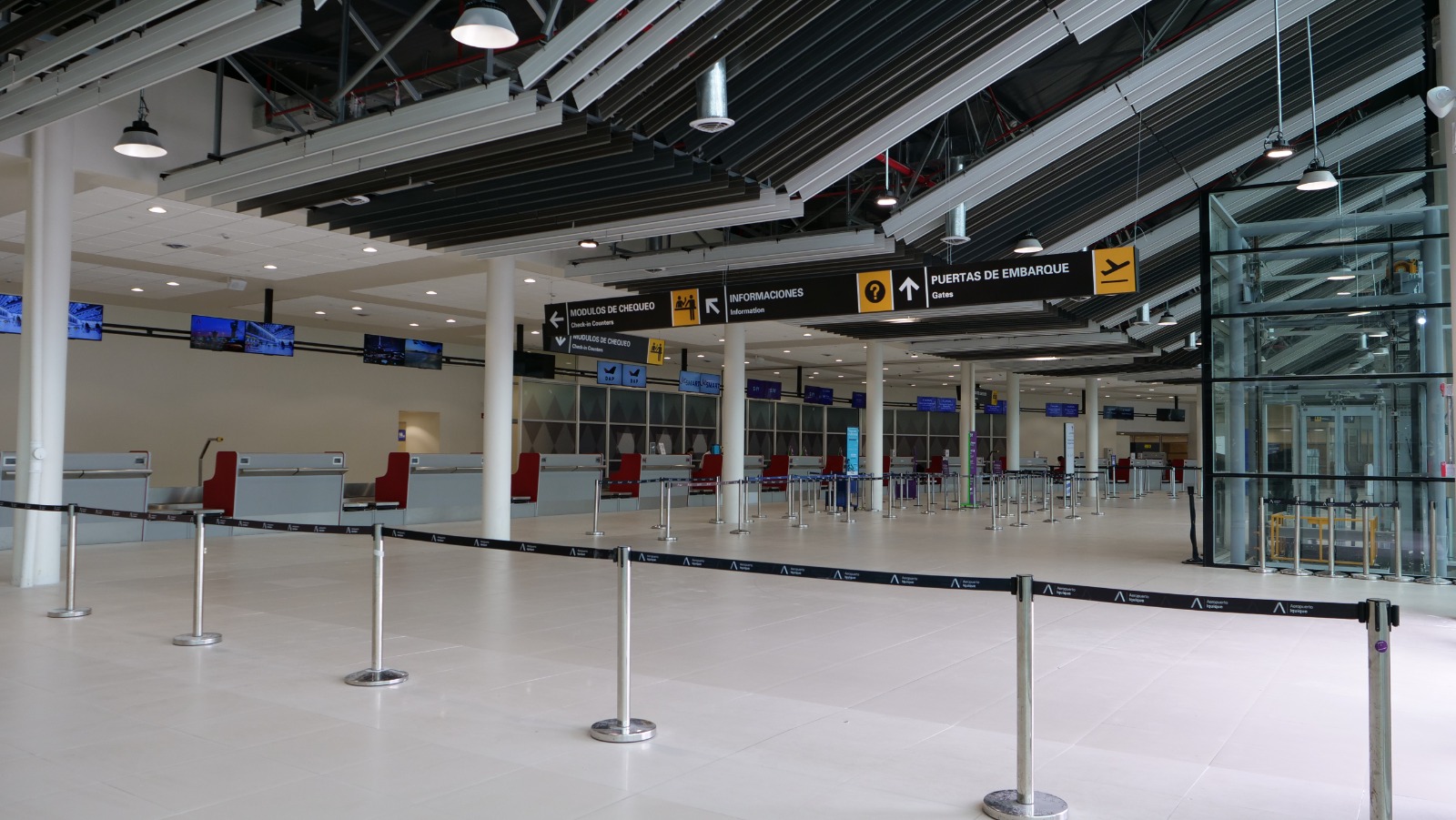 Falencias en aeropuerto de Iquique: Droga sin custodia, Aduanas no registró hallazgo y DGAC pidió llamar por altoparlantes a involucrados que terminaron huyendo