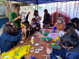 Estudiantes de Iquique aprenden tradición pampina de flores en papel junto a Tesoro Humano Vivo