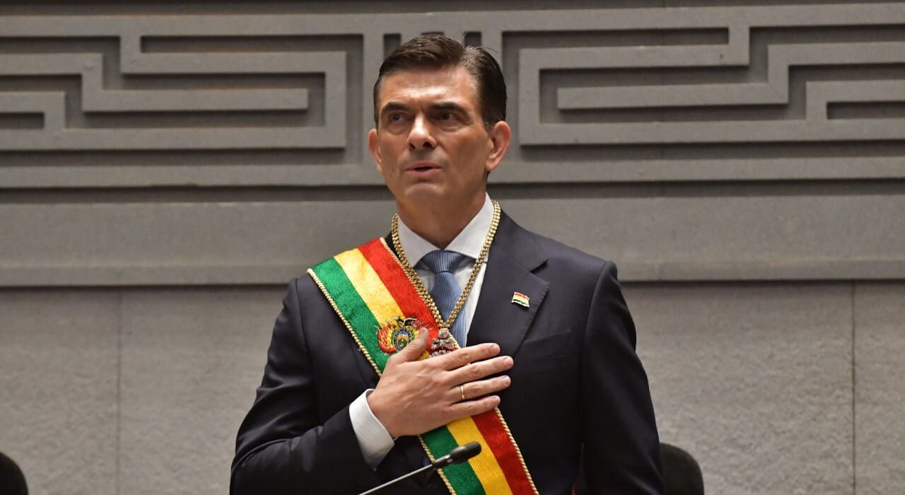 Presidente de Bolivia llama al superar la diferencia frente a bloqueos y advierte que quienes no dialogan “les caerá la Constitución”