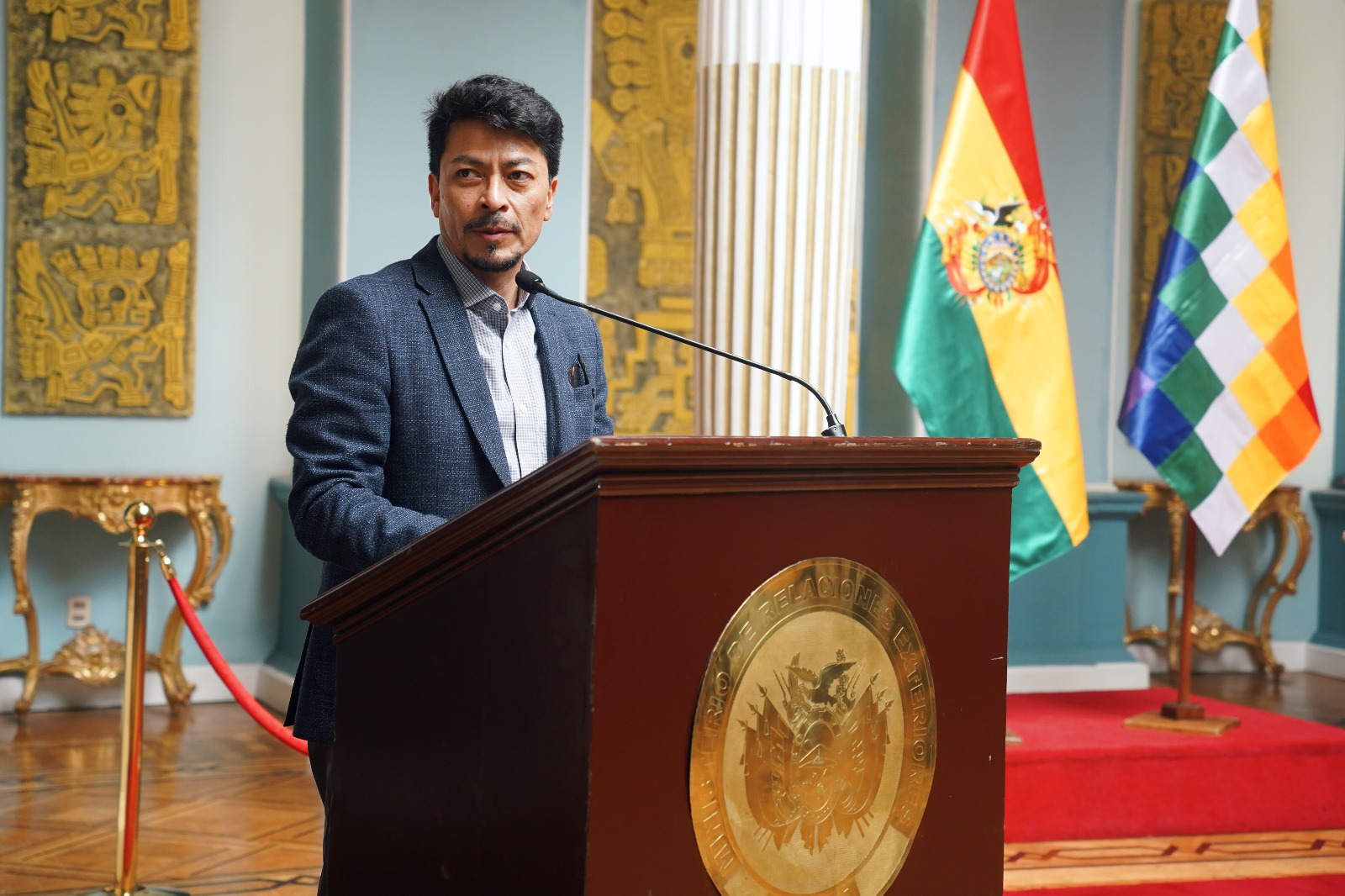 Canciller de Bolivia: “No va a renunciar ni el presidente Rodrigo Paz ni su gabinete”