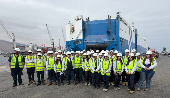 Estudiantes de Colegio Robert Johnson conocen en terreno operación del Puerto de Iquique