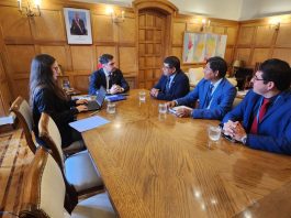 Alcalde Bartolo busca acelerar obras sanitarias y energéticas para localidades rurales de Huara
