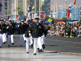 Iquique rindió homenaje a las Glorias Navales con desfile y romería a la Boya Esmeralda