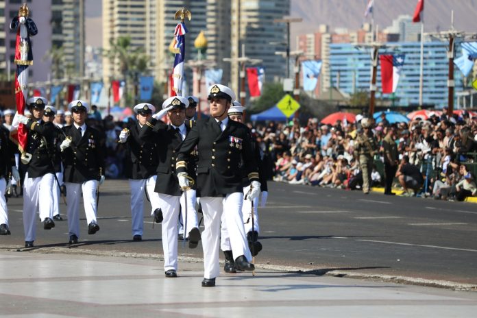 Iquique rindió homenaje a las Glorias Navales con desfile y romería a la Boya Esmeralda