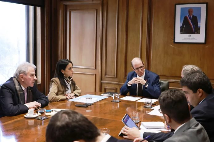 Congreso entrega al ministro de Seguridad plan para fortalecer a Carabineros y combatir el crimen organizado