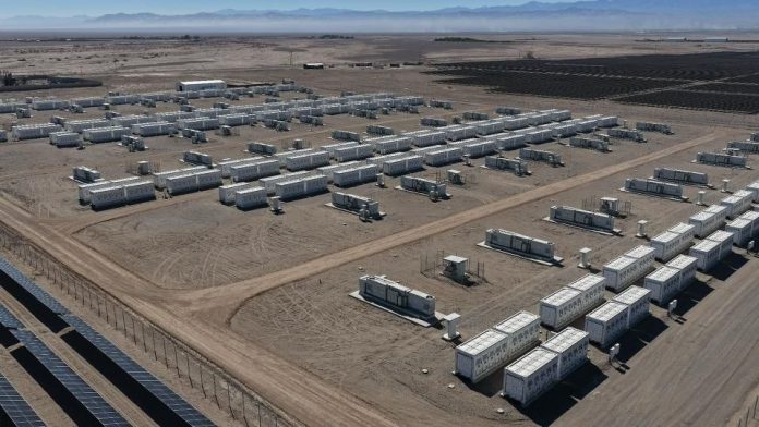 Parque solar “Víctor Jara” inicia operaciones en Tarapacá con moderno sistema de baterías BESS