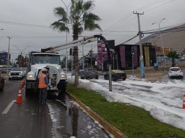 Rebalse con espuma afectó nuevamente avenida Tadeo Haenke en Iquique y autoridades investigan daños en ducto sanitario de Alto Hospicio