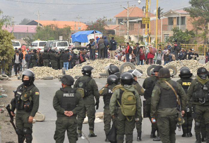 Policía de Bolivia alista intervención en puntos de bloqueos y advierte arrestos por actos vandálicos