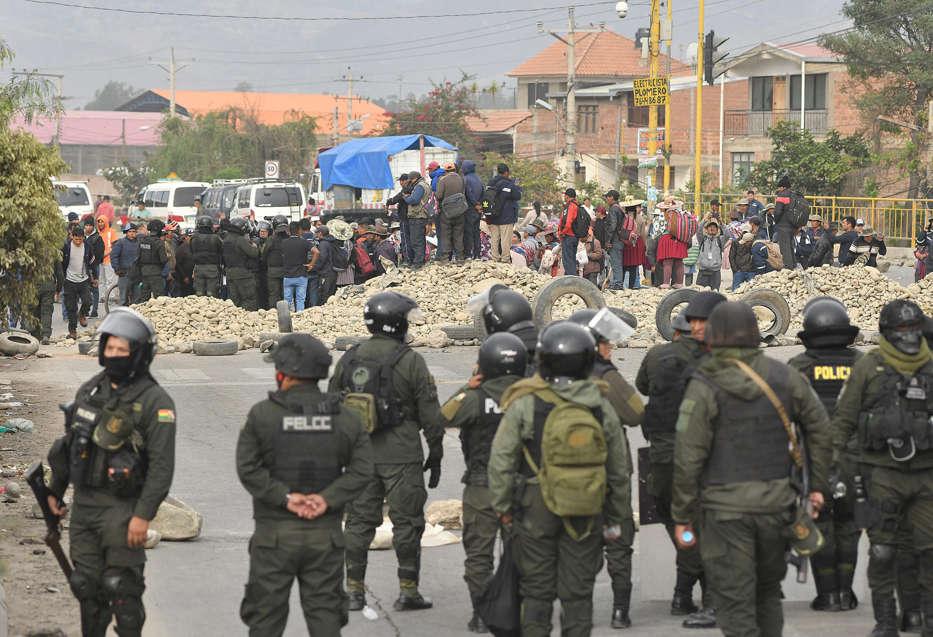 Policía de Bolivia alista intervención en puntos de bloqueos y advierte arrestos por actos vandálicos