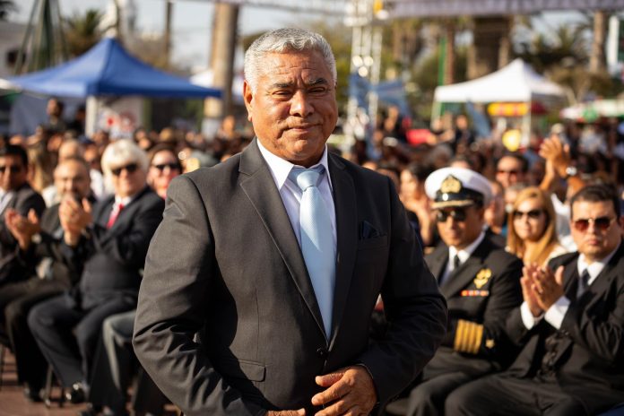 Contraloría apercibe a alcalde de Arica por no actualizar su declaración de intereses: arriesga multa de hasta $3.5 millones y destitución