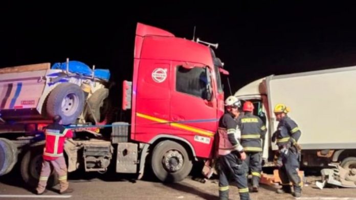 Tres fallecidos y un herido en riesgo vital deja choque frontal entre camión y camioneta en Ruta 11-CH de Arica