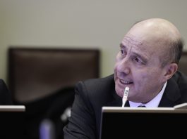 Ministro de Hacienda defiende embargos por CAE: “Las deudas se pagan”
