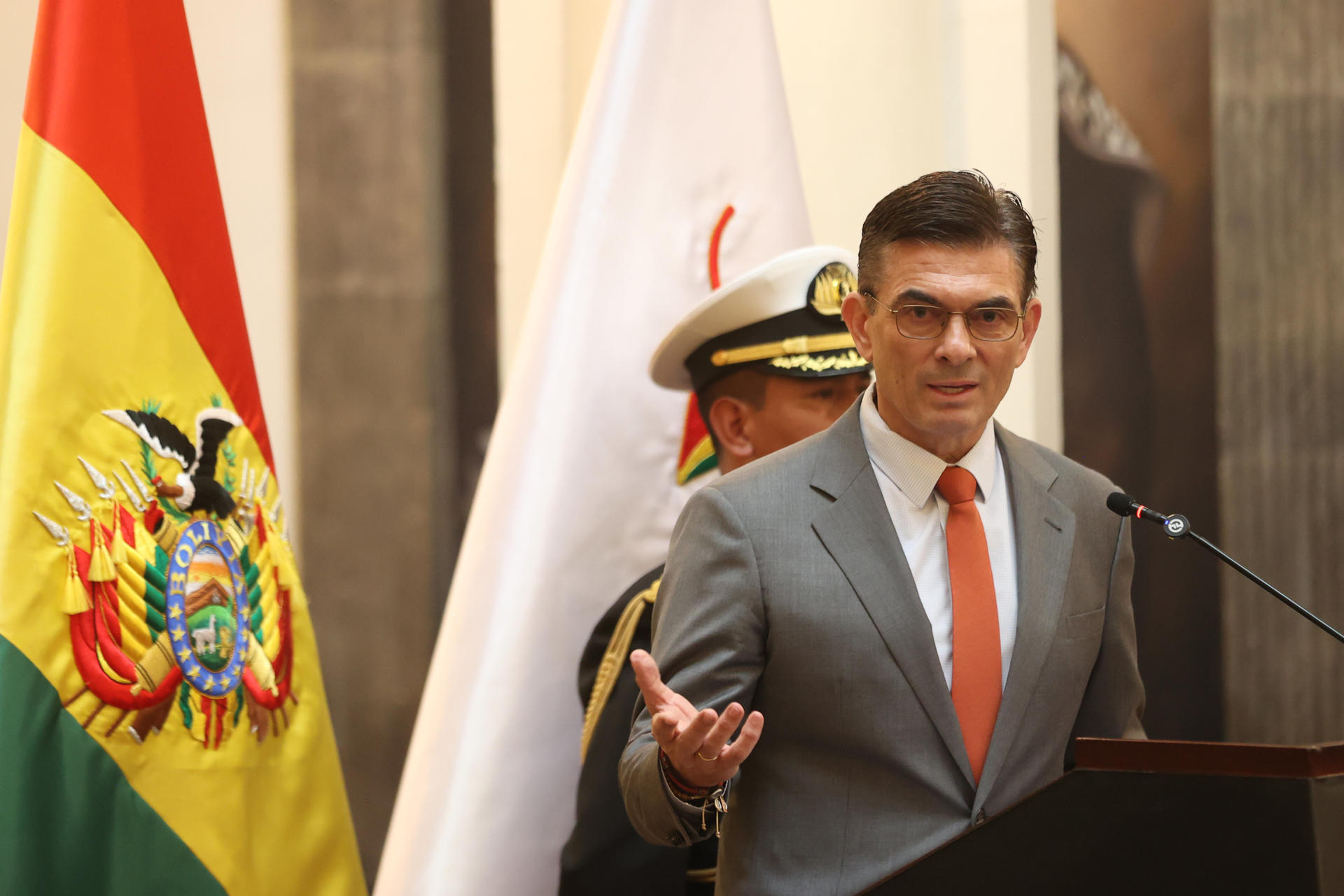 Presidente de Bolivia confía en una salida pacífica en los próximos días mientras los sindicatos mantienen bloqueos