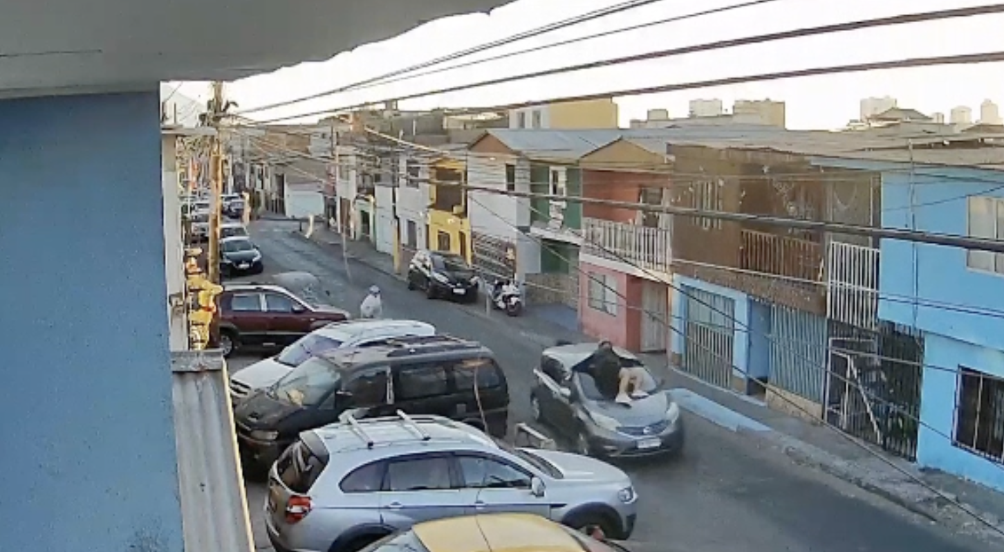 Conductor queda en prisión preventiva tras intentar matar a motociclista que terminó sobre el capot de su vehículo en Iquique