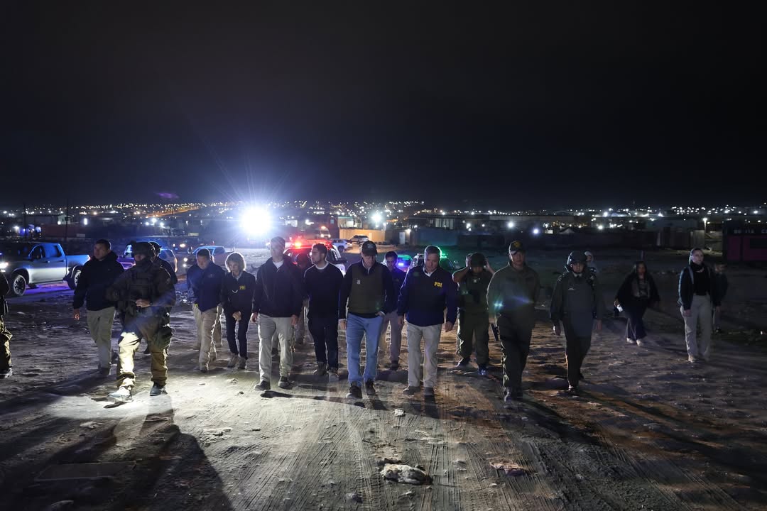Ministro de Seguridad participa en operativo en la toma de El Boro en Alto Hospicio