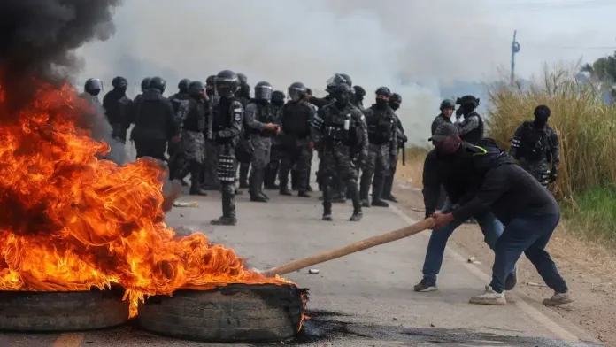 Presidente de Bolivia promulga la ley de estados de excepción en medio de la radicalización de protestas
