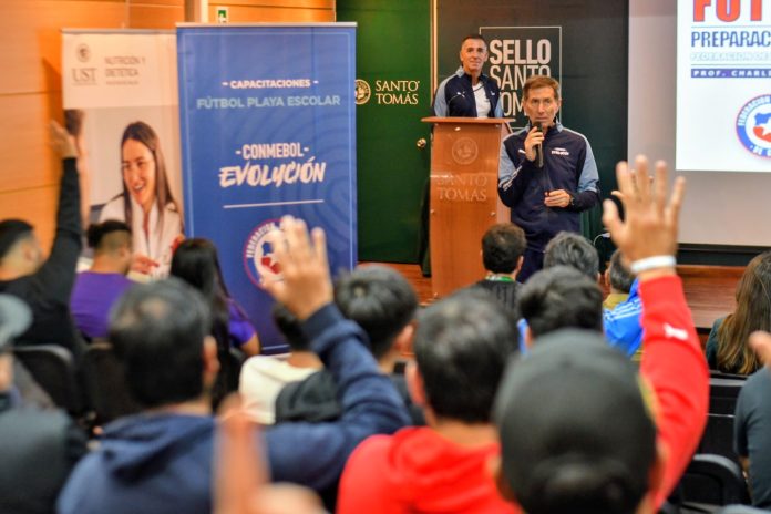 Expositor Conmebol impulsa certificación de Fútbol Playa junto a Santo Tomás IquiqueCONMEBOL