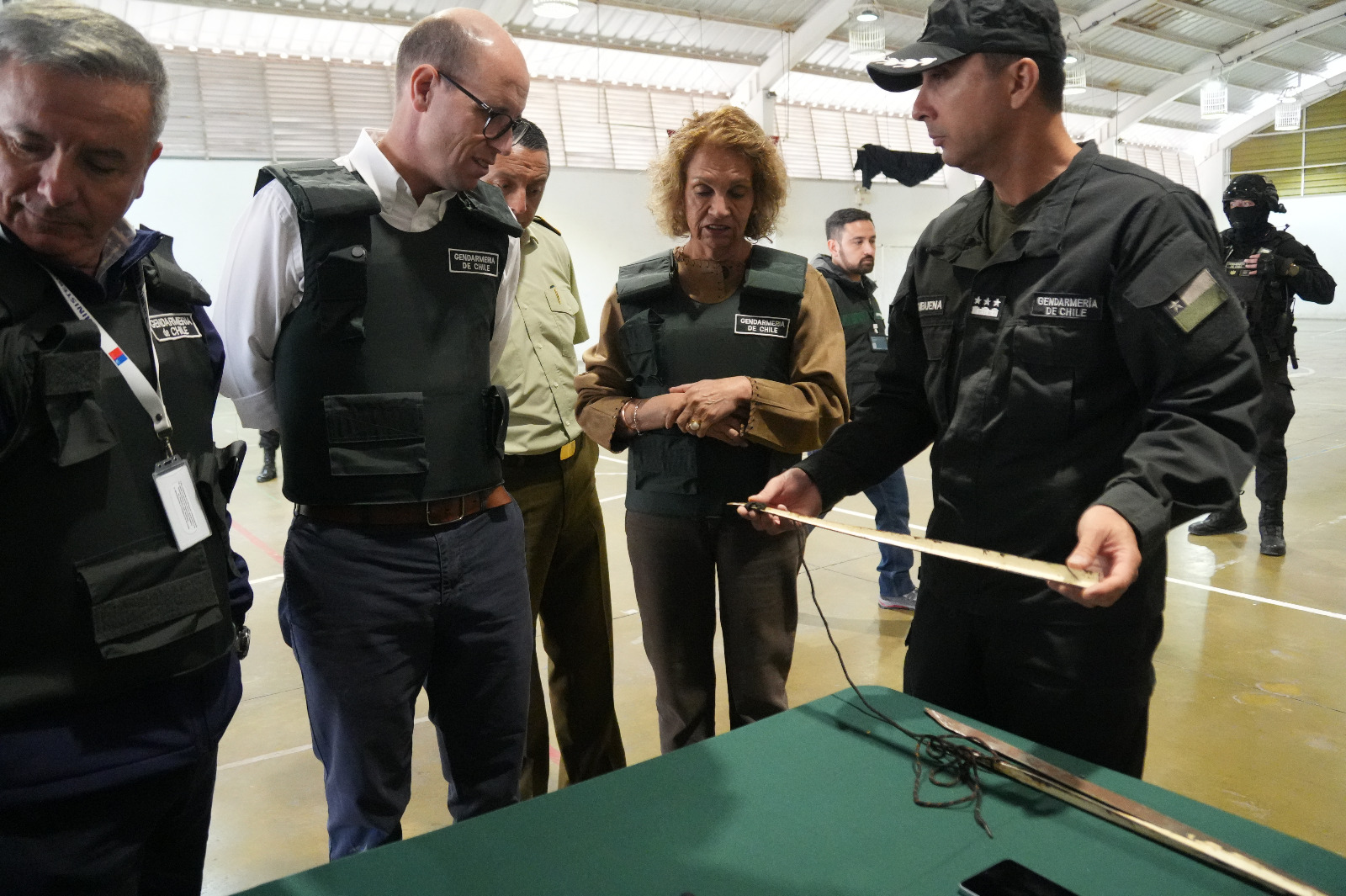 Incautan nueve teléfonos celulares, 23 armas blancas y 20 contenedores con sustancias en cárcel de Alto Hospicio
