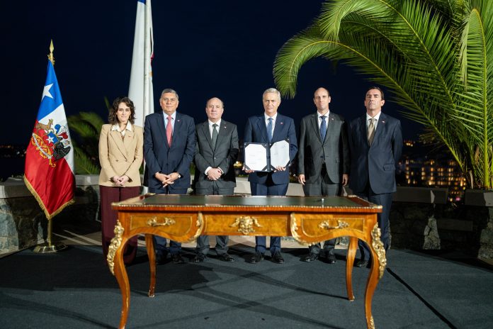 S.E. el Presidente de la República, José Antonio Kast, firma decretos