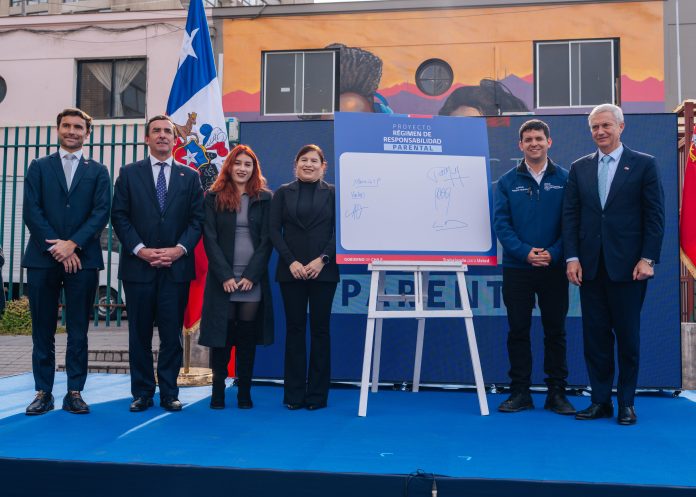 S.E. el Presidente de la República, José Antonio Kast, firma el proyecto de ley de Régimen de Responsabilidad Parental