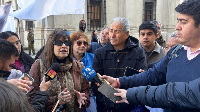 Gremios de la educación entregan carta a presidente Kast alertando sobre consecuencias de recortes