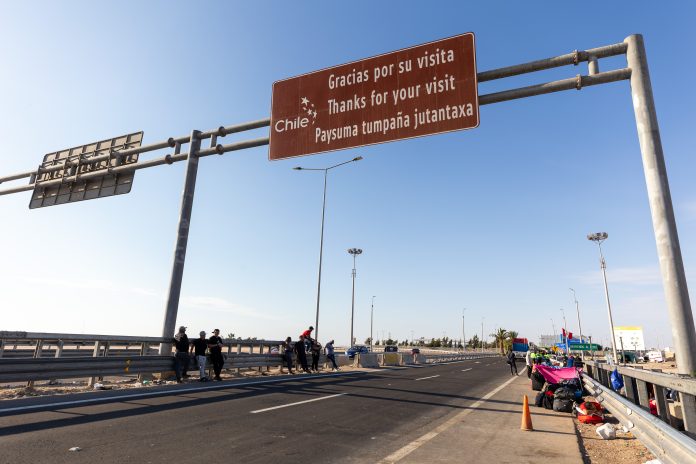Alcalde Orlando Vargas asegura que “hace siete meses esta crisis migratoria no existe en Arica” y cuestiona efectividad de zanja