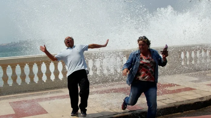 Emiten aviso de marejadas desde el Golfo de Arauco hasta Arica y el Archipiélago Juan Fernández