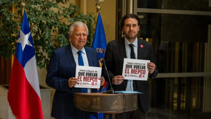 Senadores Saavedra y Mirosevic exigen acelerar rebajas en el precio de los combustibles