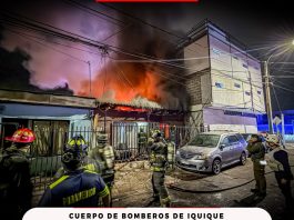 Incendio destruye dos viviendas en Iquique y moviliza a 60 bomberos durante la madrugada